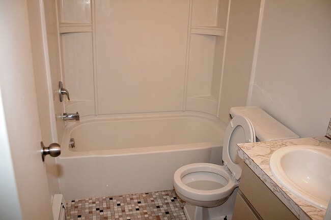 Bathroom - Green Oaks Apartments