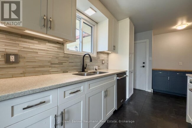 Photo - 37 Dunhill Crescent