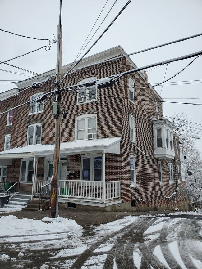 Building Photo - 1142 Spring Garden St Unit 1