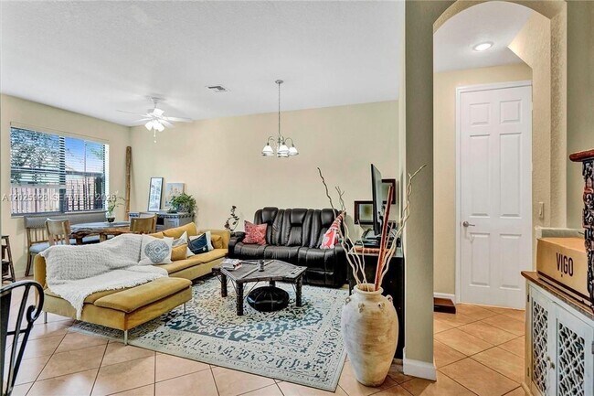 Photo - 821 E Village Cir