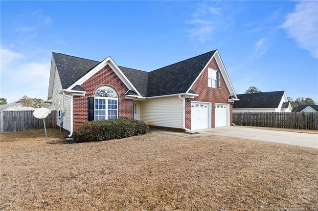 Photo - 825 Coathill St