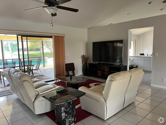 Building Photo - 9775 Sun Pointe Dr Rental