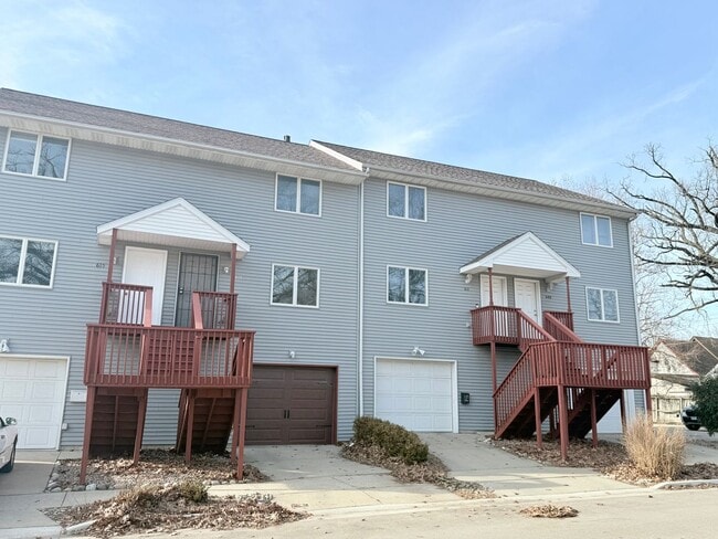 Building Photo - Updated Townhouse near Downtown Bloomington!