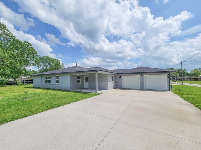 Building Photo - This fully renovated 3-bedroom, 2-bath home features a modern kitchen, large master suite with a ...