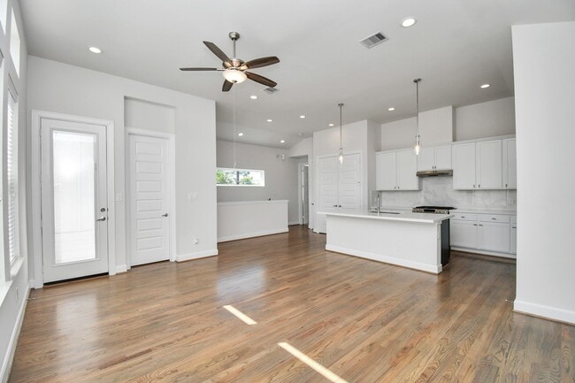 Photo - 506 W Donovan St