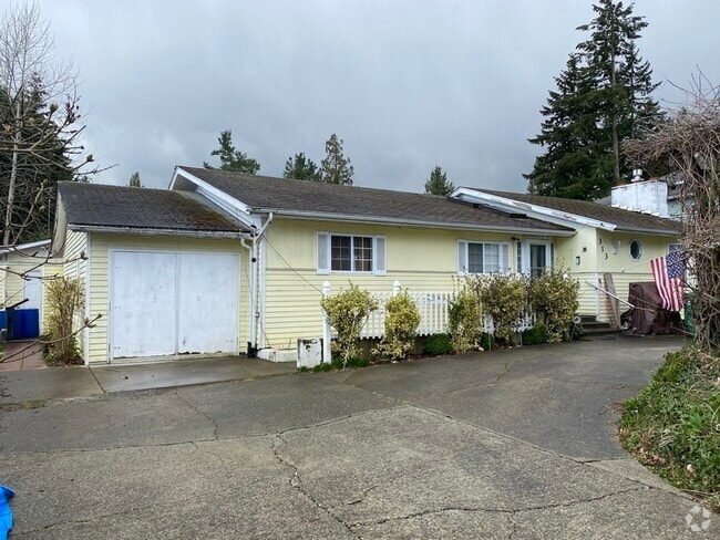 Building Photo - 313 NE 185th St Rental