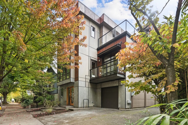 Building Photo - 504 NE Brazee St Unit 1A