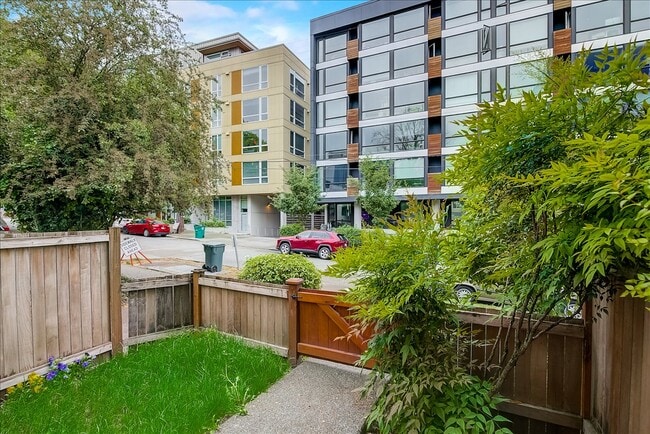 Photo - 844 NE 66th St