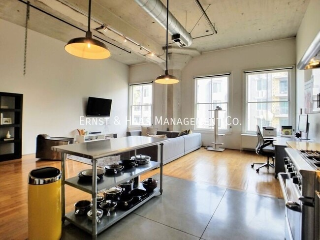 Building Photo - 115 W 4th St Unit #210