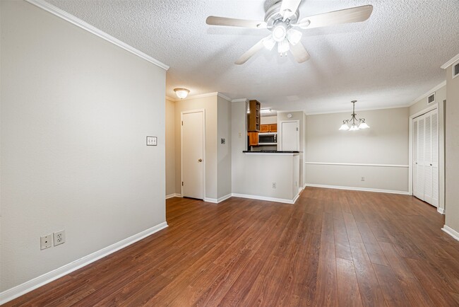 Building Photo - 2121 Hepburn St Unit 511