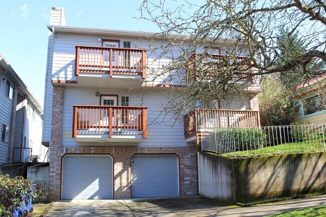 Building Photo - 4604-4650 NE Hancock St Rental