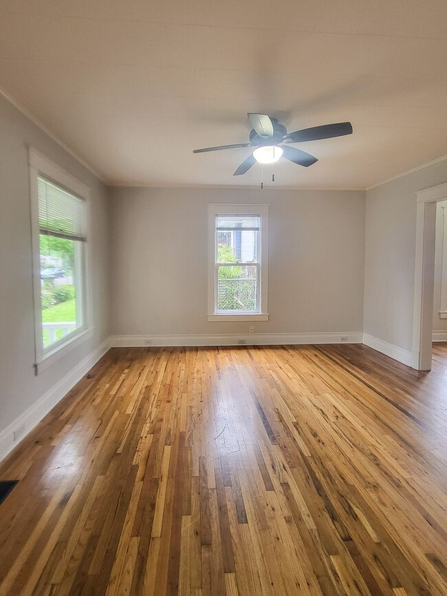 Photo - 944 Cottage St NE