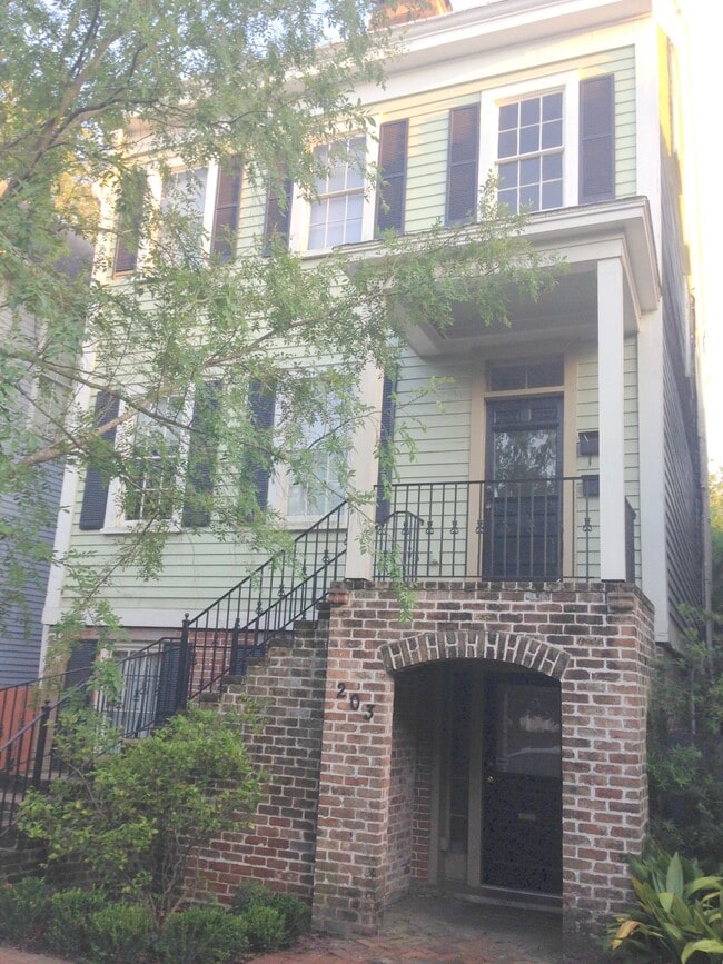 Building Photo - 203 W Waldburg St Unit First Floor