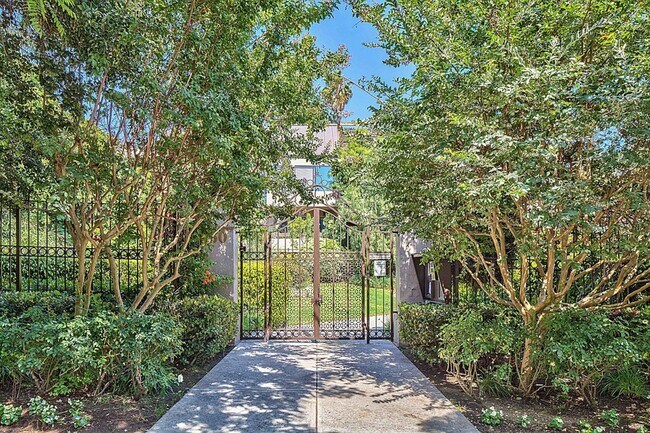 Building Photo - 950 N Kings Rd Unit 143