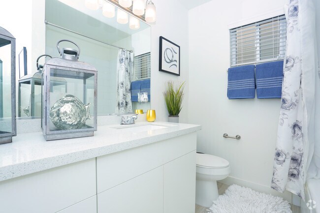 2BR, 2BA - 1035 SF Bathroom - Cassia