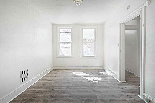 Photo - Available Now - Spacious 4 Bedroom, 1.5 Ba... House