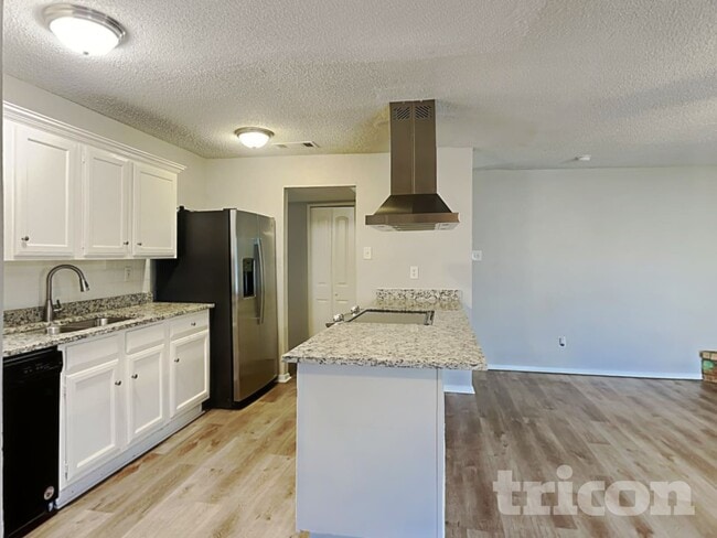 Photo - 7437 Sandhurst Ln E