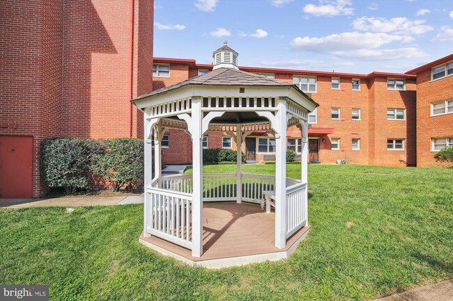 Building Photo - 2030 N Woodrow St Unit 6 Rental
