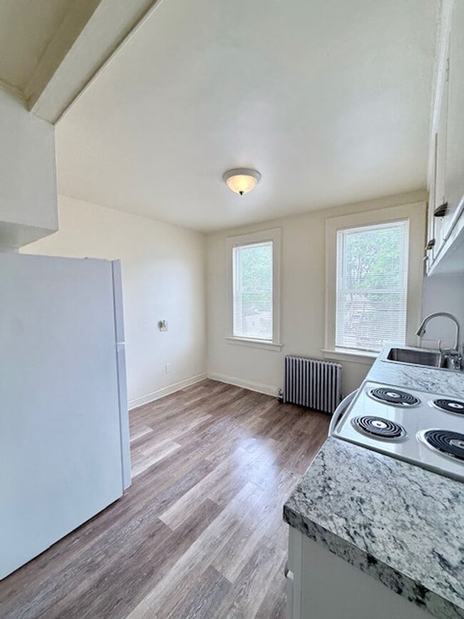 Photo - 452-454 Thompson Ave Unit 2nd Floor