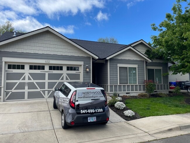 Building Photo - Beautiful Open Floor Plan-3 Bedroom 2 Bath Home-Located in Central Point