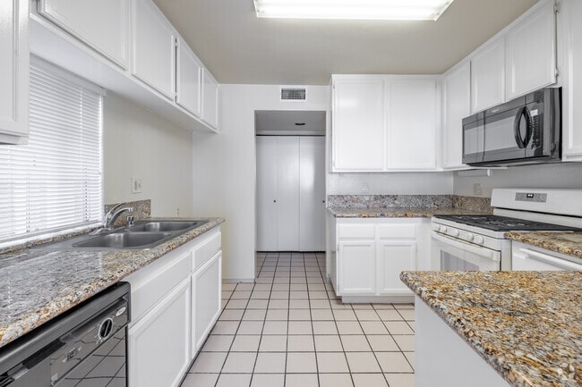 3BR, 2BA - 1,150SF - Kitchen - Duane Heights Apartments