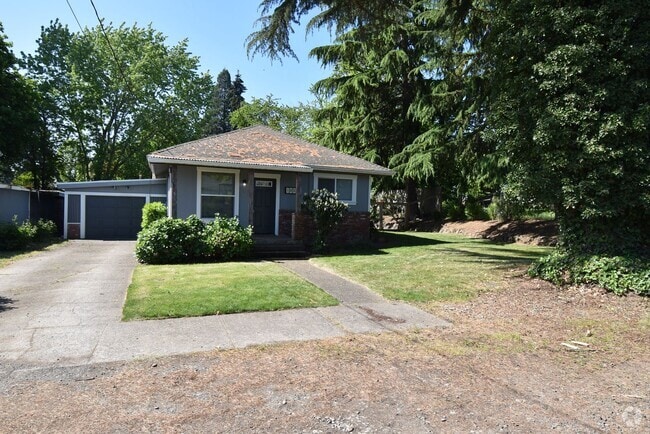 Building Photo - Charming 3-Bedroom, 2-Bathroom Home on a D...