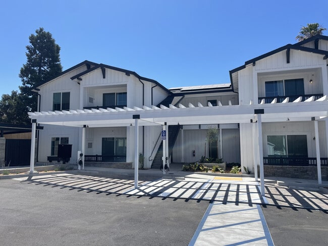 Building Photo - Emerald Court Apartments
