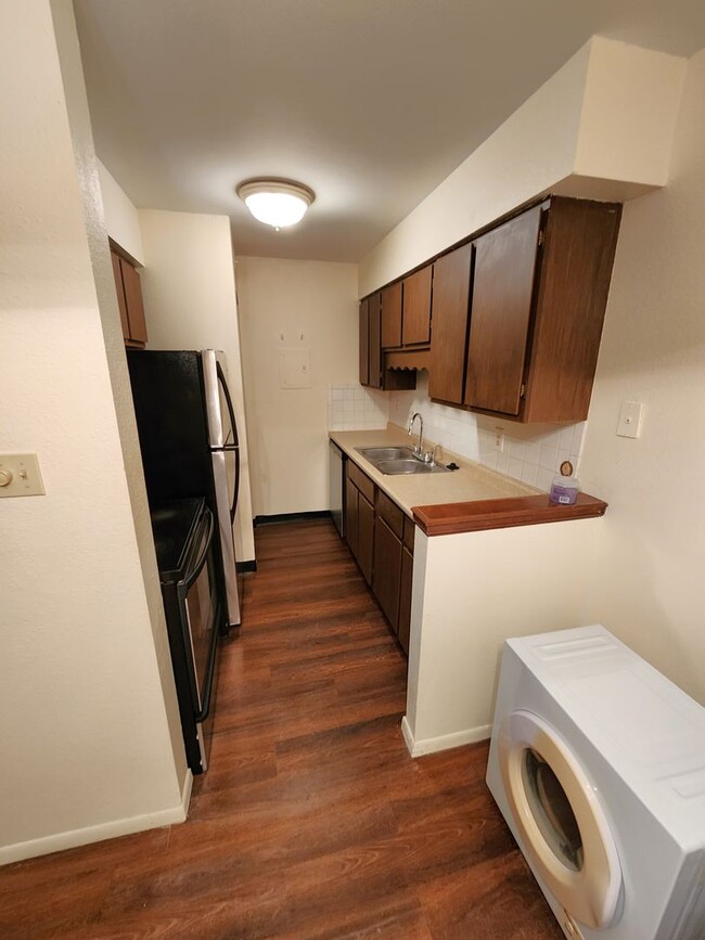 Photo - Huntington Condominiums, ground level, immaculate 1BR, 1BTH. Near biking/walking trails! Unit 126