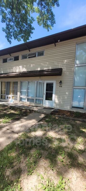936 N 71 St