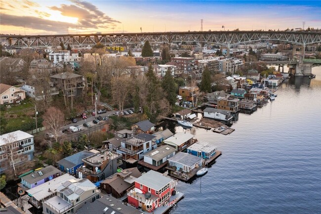 Photo - 3bd/2.5ba Seattle Houseboat