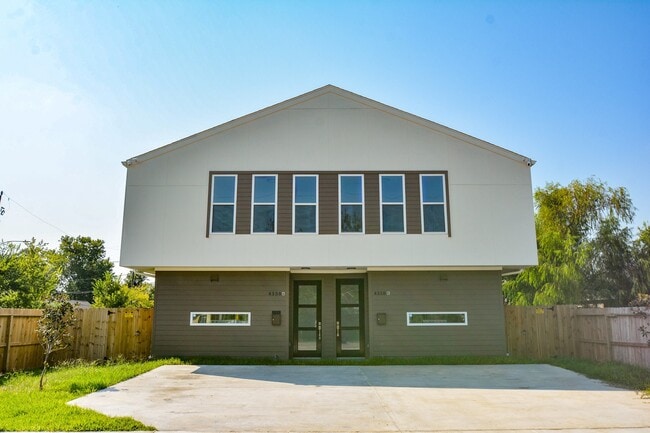 Building Photo - 4358 Clover St Rental