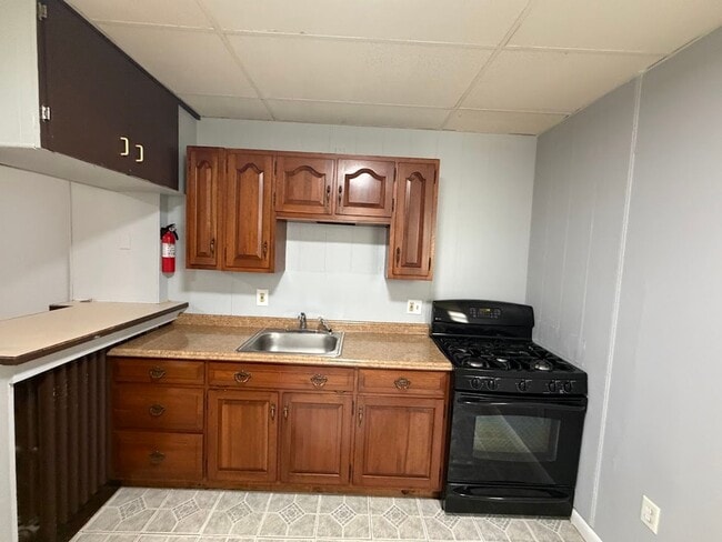 Building Photo - 527 N 8th St Unit 1st Floor