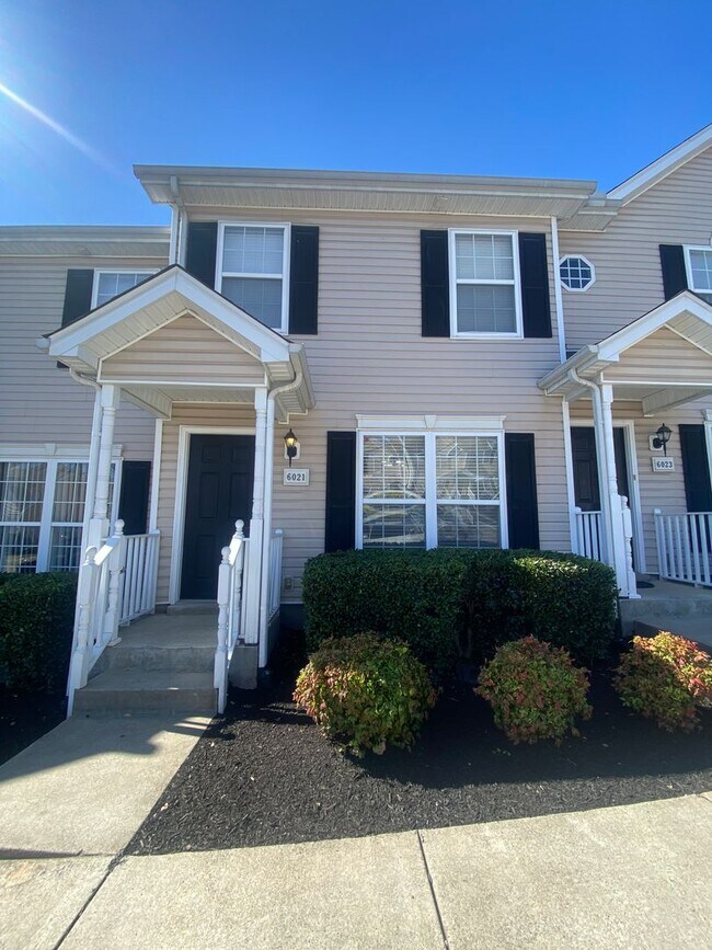 Building Photo - Available Now! 2 Bed, 2.5 Bath Townhome in The Cottages Of Lake Forest