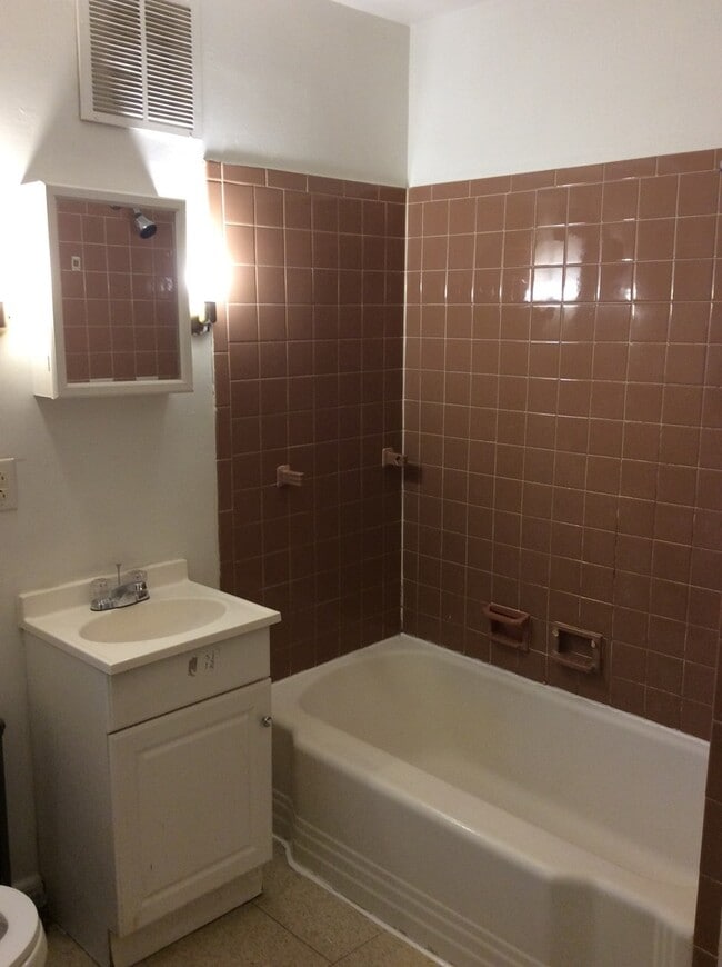 Photo - 729 W Poplar St
