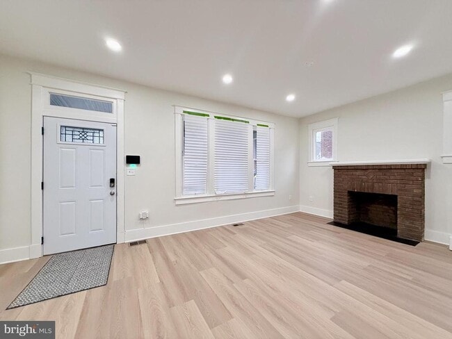 Photo - 610 Raleigh Pl SE