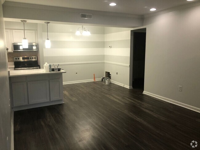 Building Photo - Remodeled Palmetto Commons Condo Unit E-7