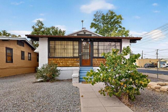 Building Photo - Downtown BUNGALOW 2 Bedroom 1 Bath Rental