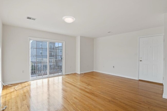 Photo - 31-33 CHESTER Ave Unit 1