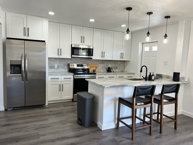 Kitchen - 907 E Broadmor Dr Unit Master Suite Full