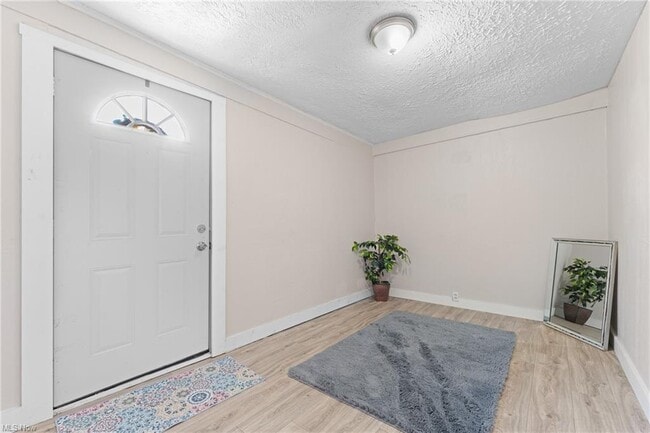 Photo - 1915 Maple Ave NE