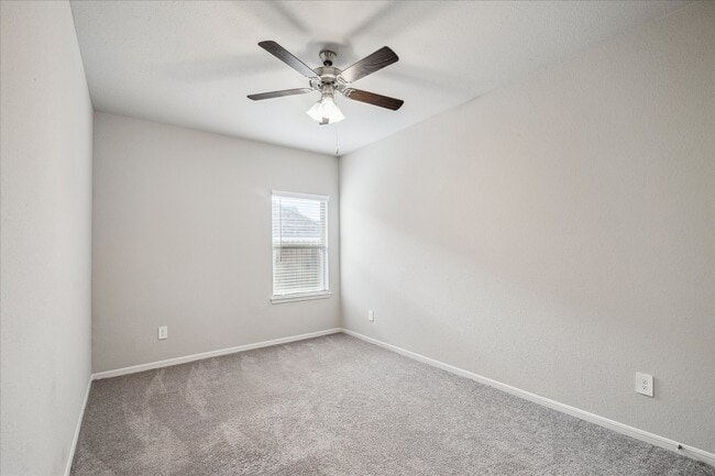 Photo - 935 Golden Willow Ln