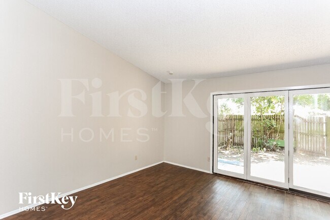 Photo - 302 Wildbriar Dr