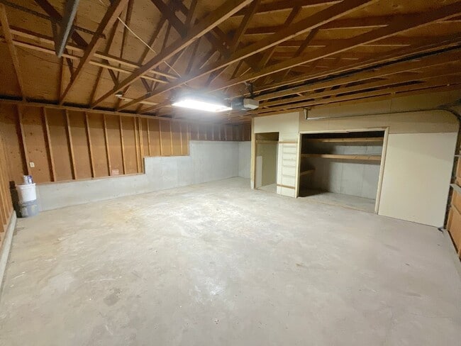 Photo - 5 Bedroom Home, 4.61 Acres, Available Near...