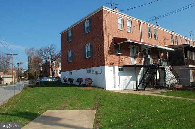 Building Photo - 1707 Pin Oak Rd