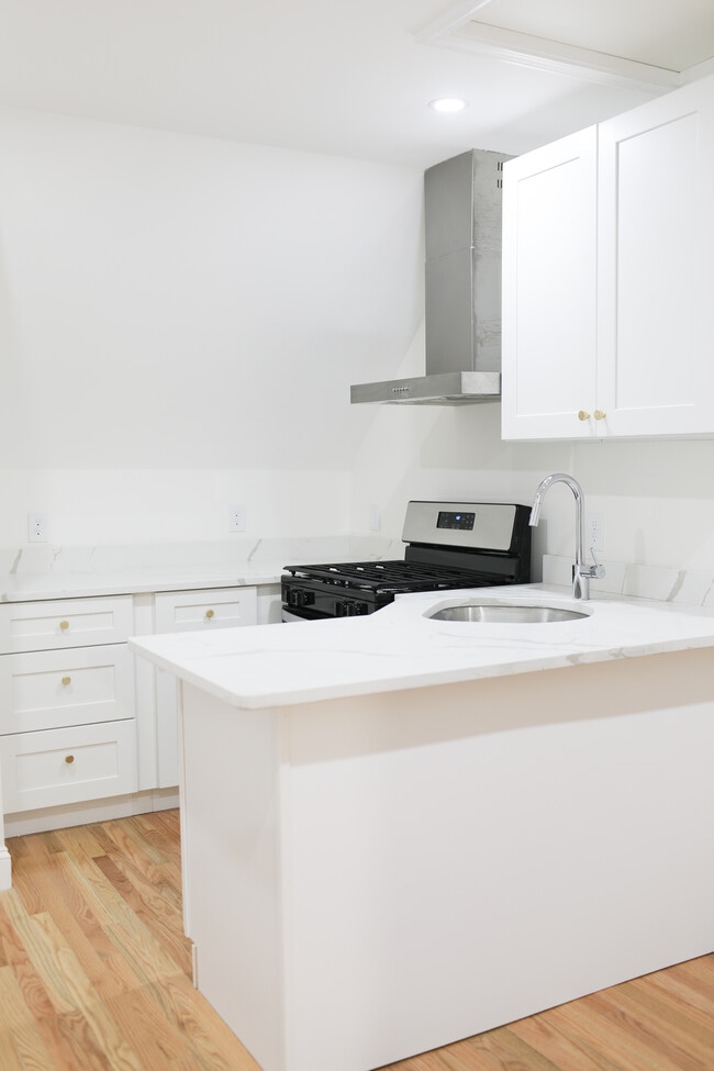 Building Photo - 170 Salem St Unit 3