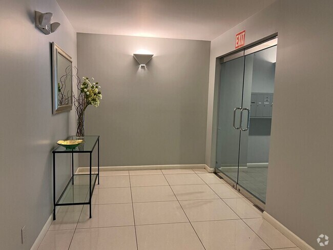 Building Photo - Spacious 3-Bedroom Condo in Prime Russian ... Unit 1