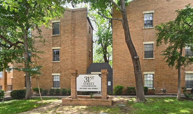 Building Photo - 203 E 31st St Unit 207