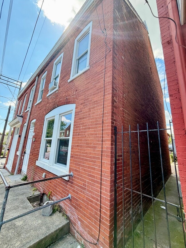 Building Photo - 324 S Christian St Unit 1