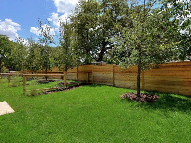 Private Backyard 388sq ft - 5924 S Congress Ave Unidad 85