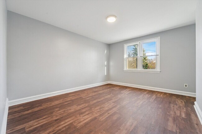 Photo - Updated 2 Bedroom Apartment with Central Air & Private Deck — Excellent Location for Commuters Unidad 2